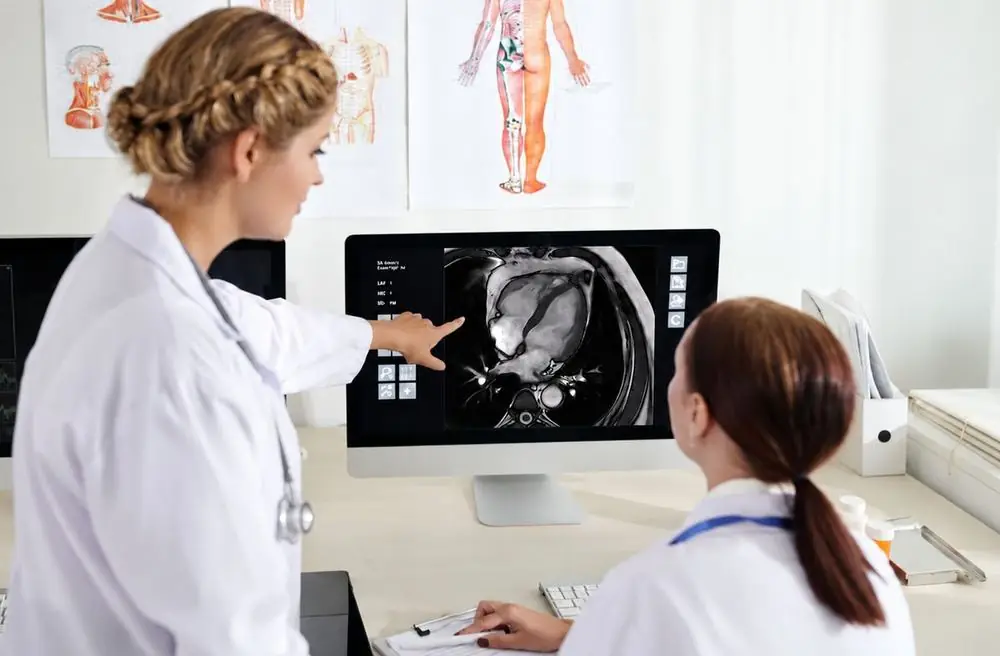 Médicas radiólogas revisando una resonancia magnética cardíaca
